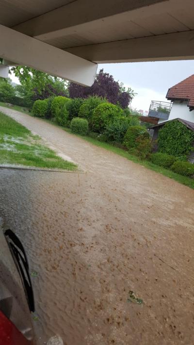 Ostfildern: Zahlreiche ueberflutete Keller und Strassen, Dauereinsatz fuer die Feuerwehr